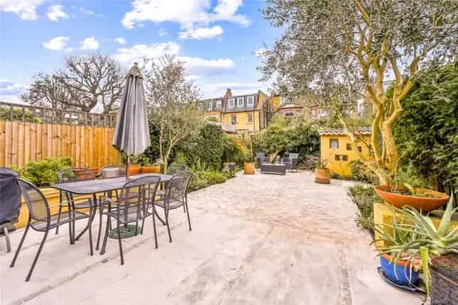 Semi Detached House for Sale in Fulham Bishops Park SW6