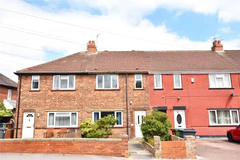 Two Bedroom Mid Terrace Home with Garden No Onward Chain