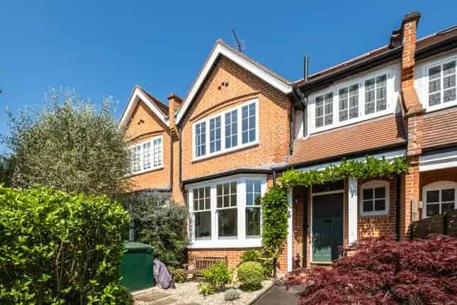 Detached House for Sale in London N10