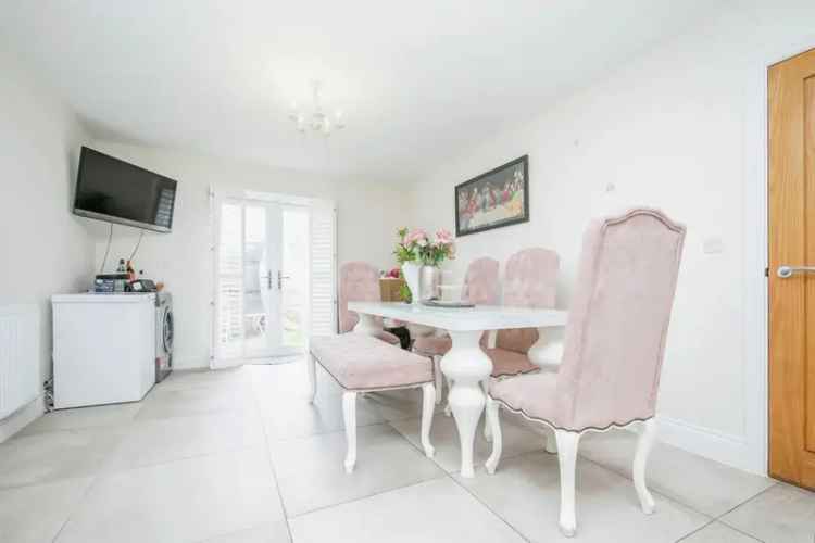 3 Bed House with En-Suite, 2 Parking Spaces and Garden