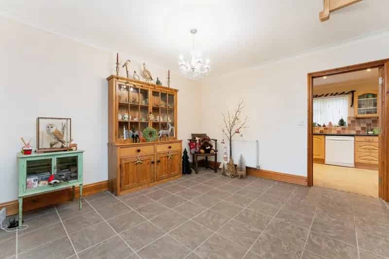 Modern Detached House with 4.75 Acres and Barn