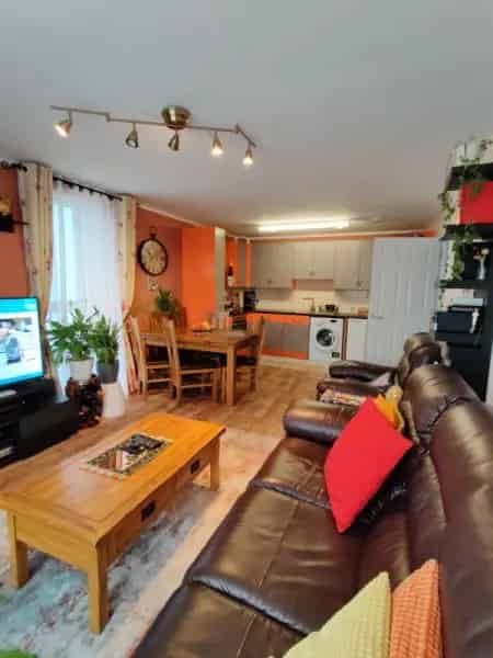 2 Large Flats Near Shops and Train Station