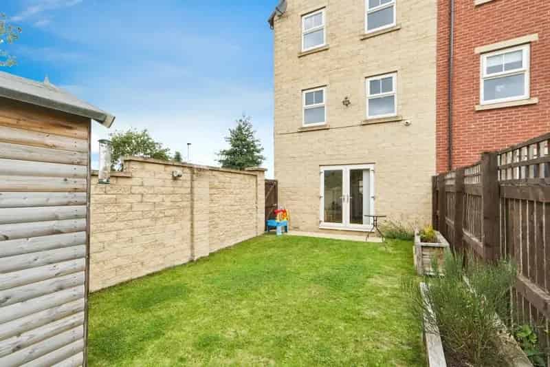Spacious 4-Bedroom Townhouse Near Leeds City Centre