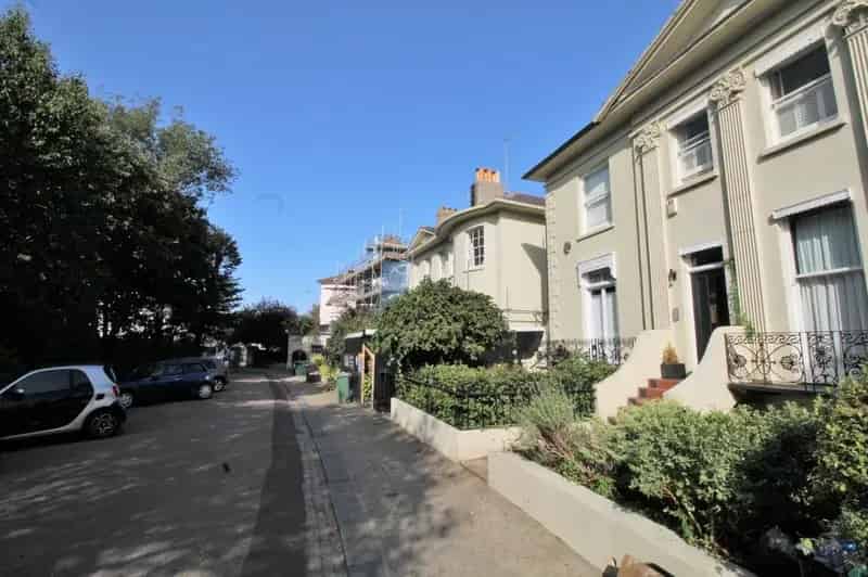 1 Bedroom Flat for Sale in Hanover Crescent, Brighton