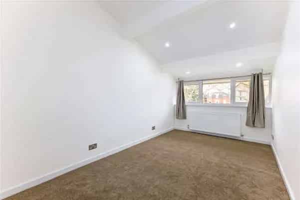 2-Bed House in Old Northwood - Newly Decorated