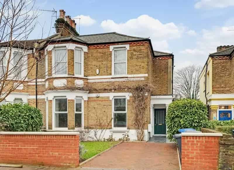 Spacious 2-Bedroom Apartment with Private Garden Near Harlesden Station