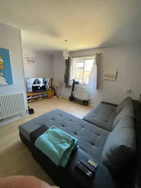 Spacious 1 Bedroom Flat Near Town Centre