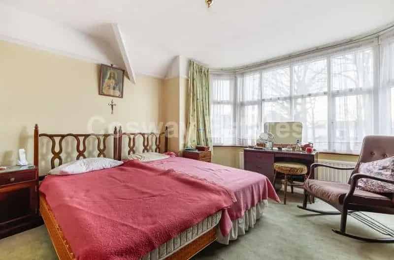 4 Bed Detached House for Sale in Mill Hill