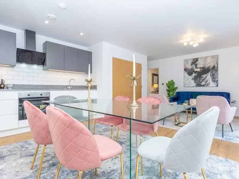 1 Bed Flat for Sale in Farnborough - Modern Apartment near Station