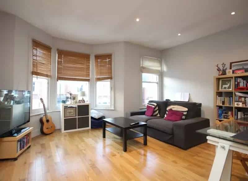 One Bedroom Flat First Floor Ample Storage Open Plan Kitchen