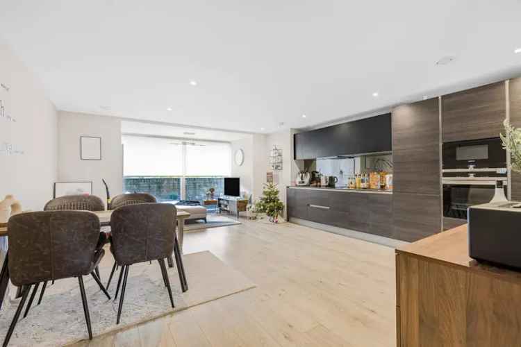 Luxury 2-Bed Apartment Near Train Station