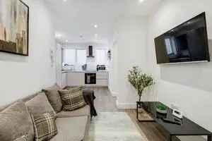 Flat to rent in Station Road, London NW4