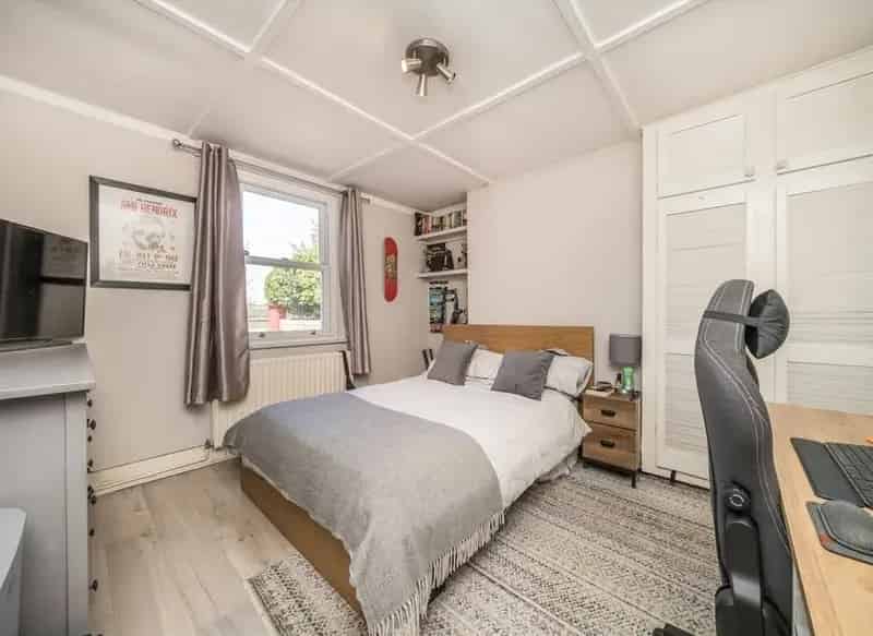 Flat For Sale , Portsmouth Road, London, England