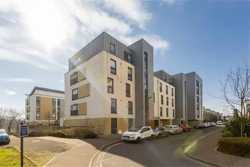 2 Bed Flat First Floor with 1 Reception Room Allocated Parking