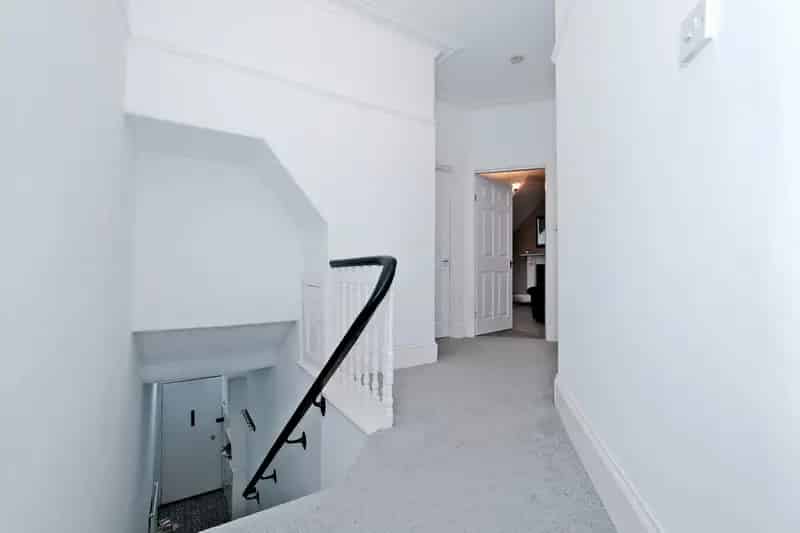 West End 2-Bed Flat - Stylish & Spacious