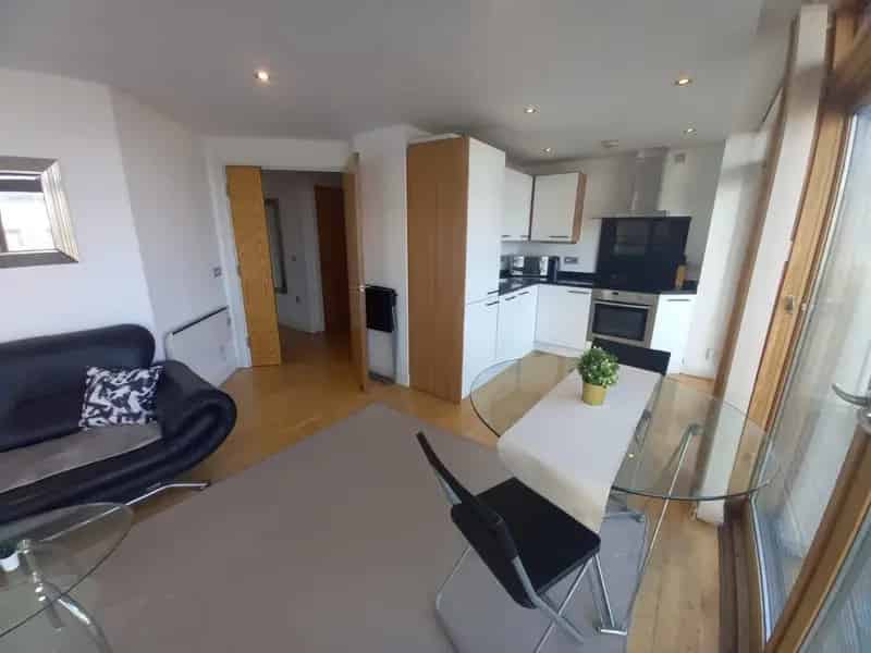 2 Bed 2 Bath Apartment Leeds Dock City Views