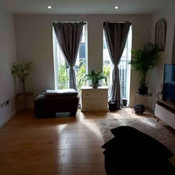 2 Bed Ground Floor Flat Greenwich Near DLR Mainline Station