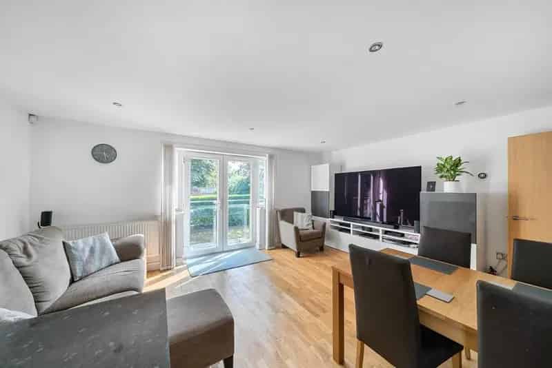 2-Bedroom Apartment Near Shortlands Station
