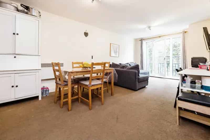 Stratford 2-Bed Apartment with Balcony and Parking