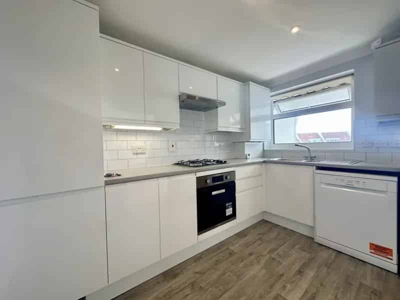 2 Bedroom Flat To Rent Available 2025