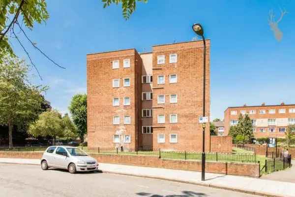 Hackney Victoria Park Studio Flat with Park Views Near Transport