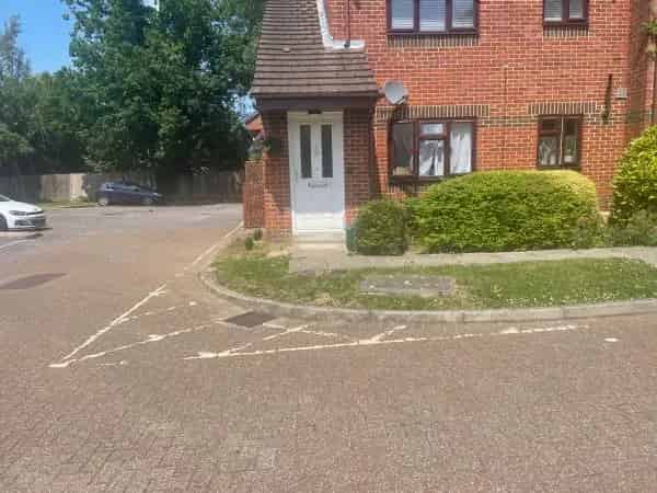 Spacious One Bedroom Flat Near Tesco - Private Parking