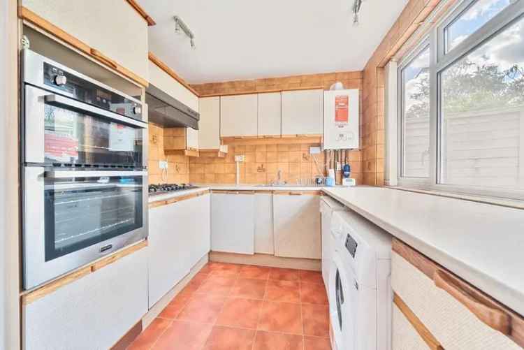 Spacious 3-Bedroom Chalet House with Garden and Parking