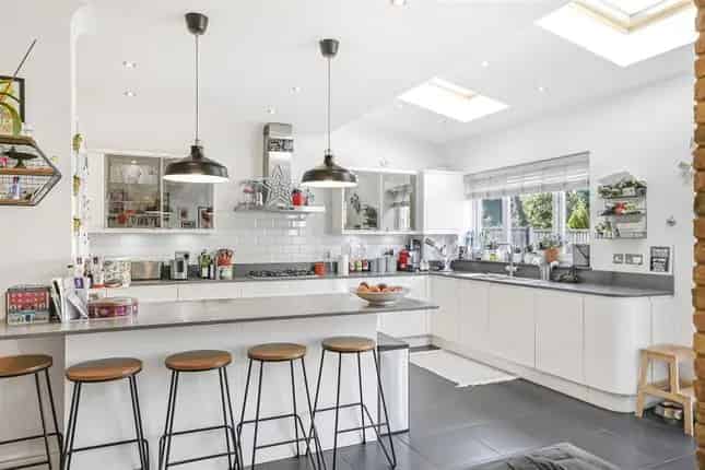 5 Bedroom House for Sale in London NW10