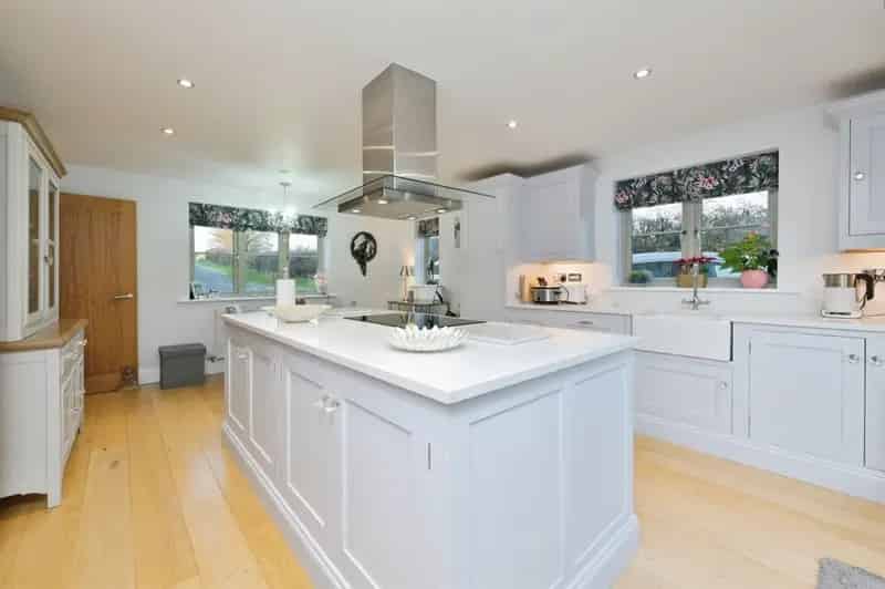 Stunning 3-Bed Detached Home with New Thatch Roof and Private Tennis Court Access