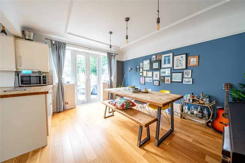 Four Bedroom Family Home with Modern Kitchen and Garden