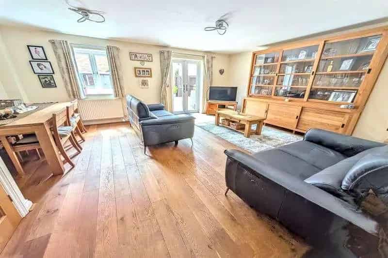2 bed house for sale