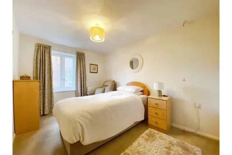 2 Bed Retirement Flat for Sale - Modern Kitchen & Communal Gardens