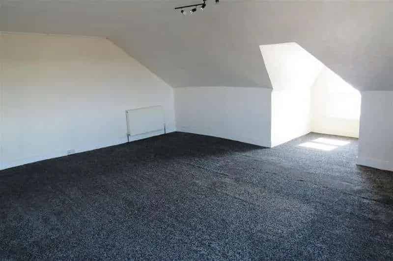 2 Bed House For Sale Near Town Centre