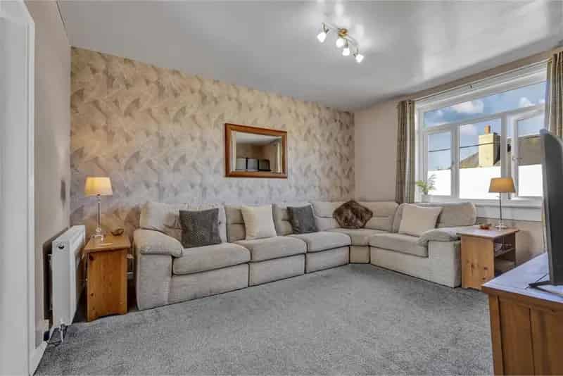 2 Bed Flat Steelend - Upgraded Flat - First Time Buyer or Investment