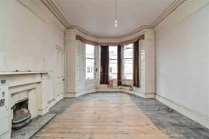 2 Bed Flat Second Floor 98 Sqm Needs Modernisation