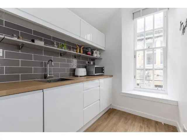 1 Bedroom Flat for Sale in Edinburgh's Old Town