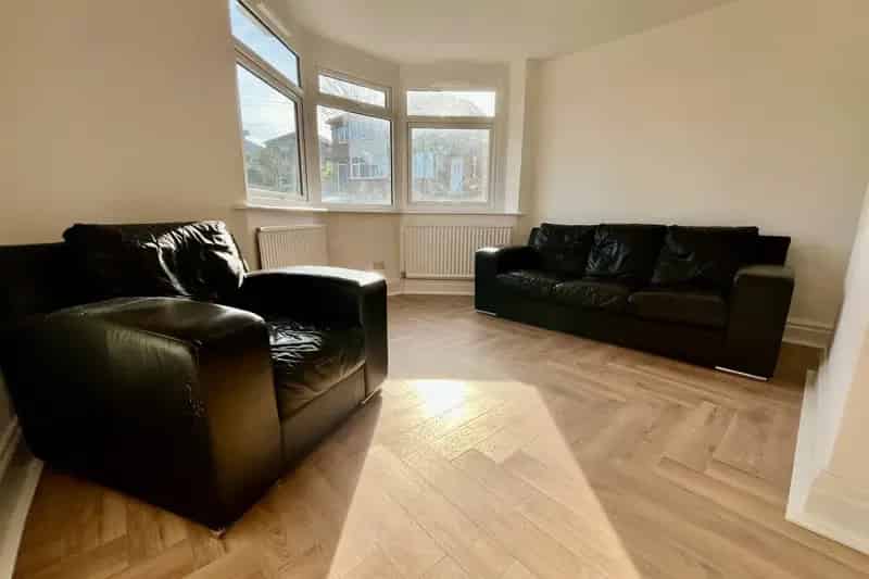 4 Bedroom House in Beeston - Newly Renovated
