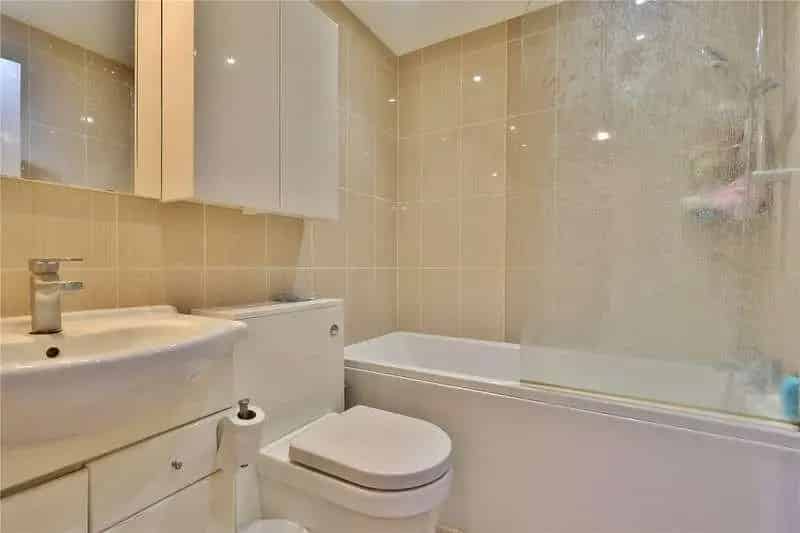 2 Bed 2 Bath Ground Floor Apartment Town Centre Location