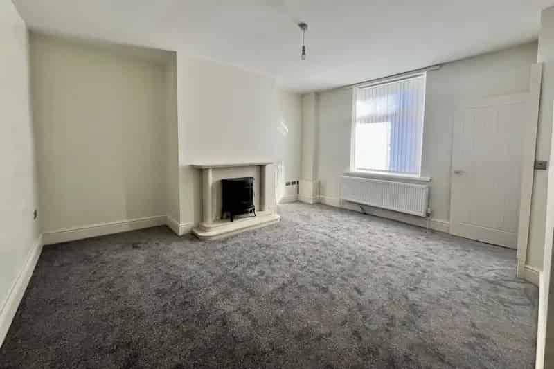 2 Bed House to Let - Refurbished - Modern Kitchen & Bathroom
