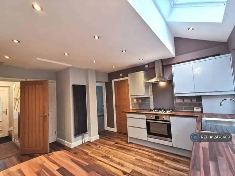 4 Bedroom Detached House Near City Centre