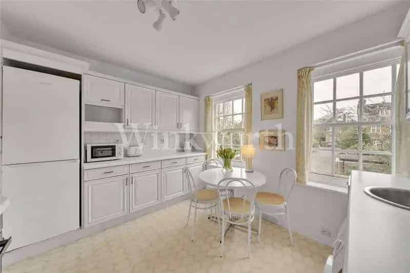 2 bed flat for sale