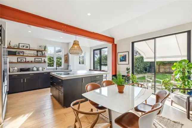 Semi-detached House for Sale in Ascott Avenue London W5