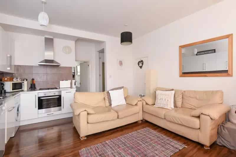 One Double Bedroom Flat Wimbledon Garage Parking