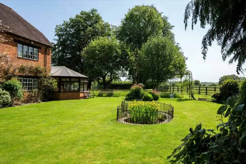7-Acre Estate 6 Beds 3 En-Suites Pool Stables