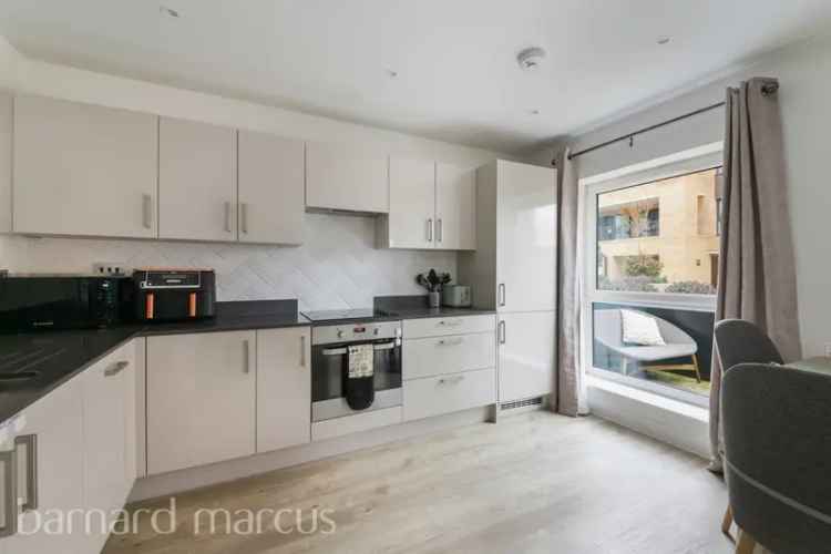Two Bedroom Apartment Near Hackbridge Station - London Victoria Links