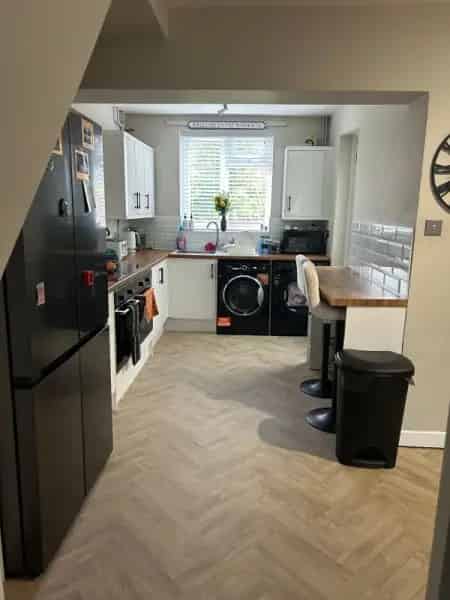 4 Bedroom Semi-Detached House with Double Driveway