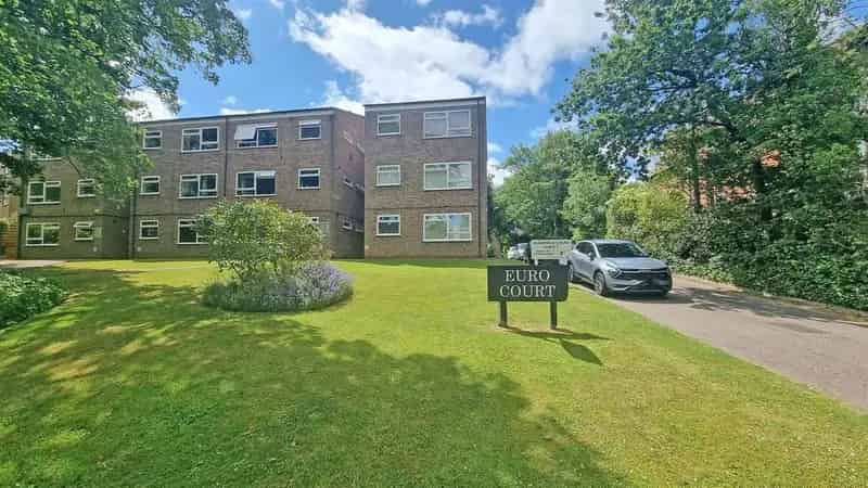 1 Bedroom Apartment for Sale Requiring Refurbishment