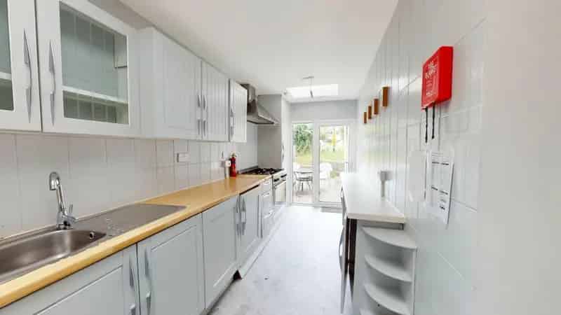 7 Bedroom Student House Bills Inclusive