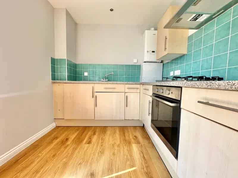 2 Bed Poole Apartment with Walk-in Wardrobe and Allocated Parking