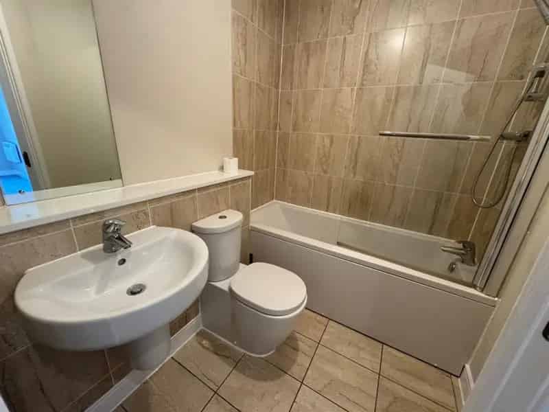 2 Bedroom Flat Sold STC Farnborough Modern Apartment